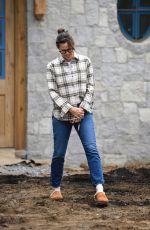 JENNIFER GARNER at Her New House Under Construction in Brentwood 11/03/2021