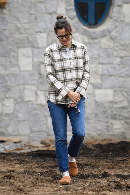 JENNIFER GARNER at Her New House Under Construction in Brentwood 11/03/2021
