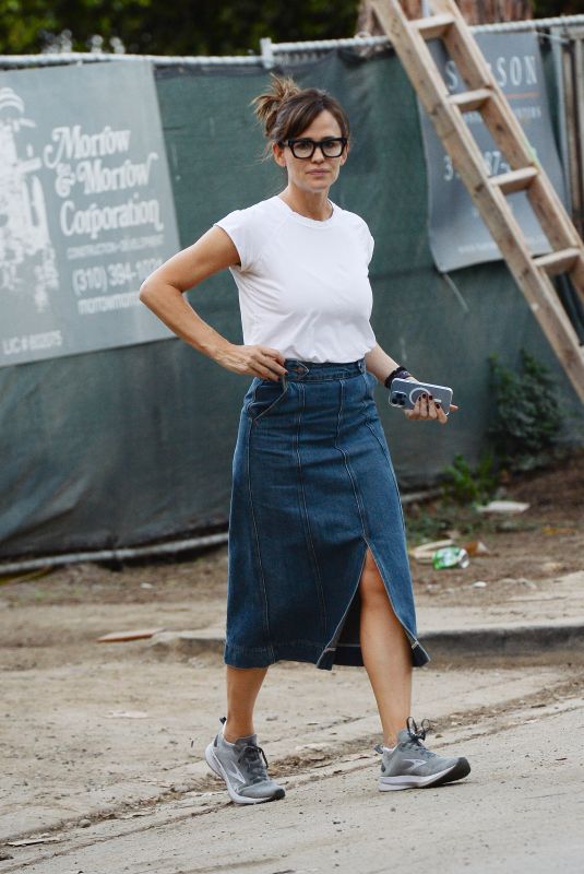 JENNIFER GARNER Checking on the Construction of Her New Home in Los Angeles 11/14/2021