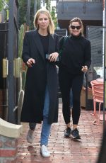 JENNIFER GARNER Leaves an Office in Brentwood 11/19/2021