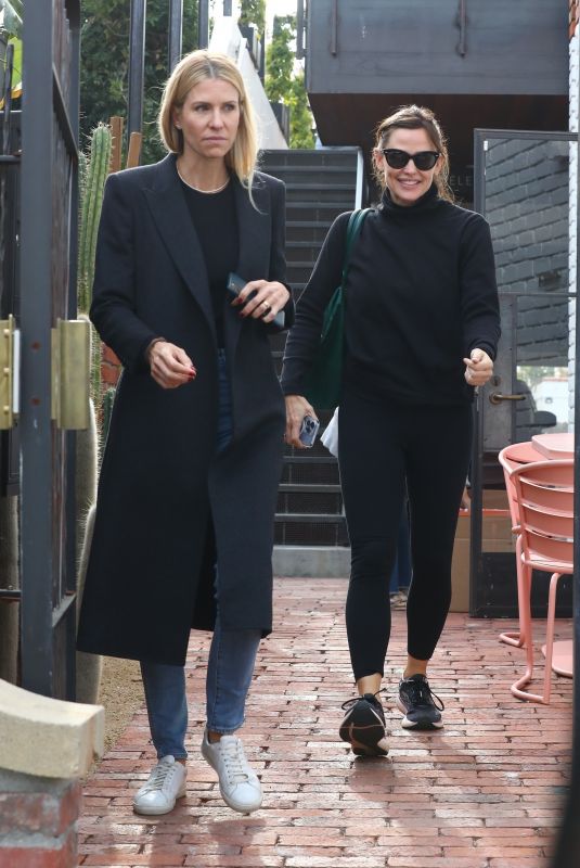 JENNIFER GARNER Leaves an Office in Brentwood 11/19/2021