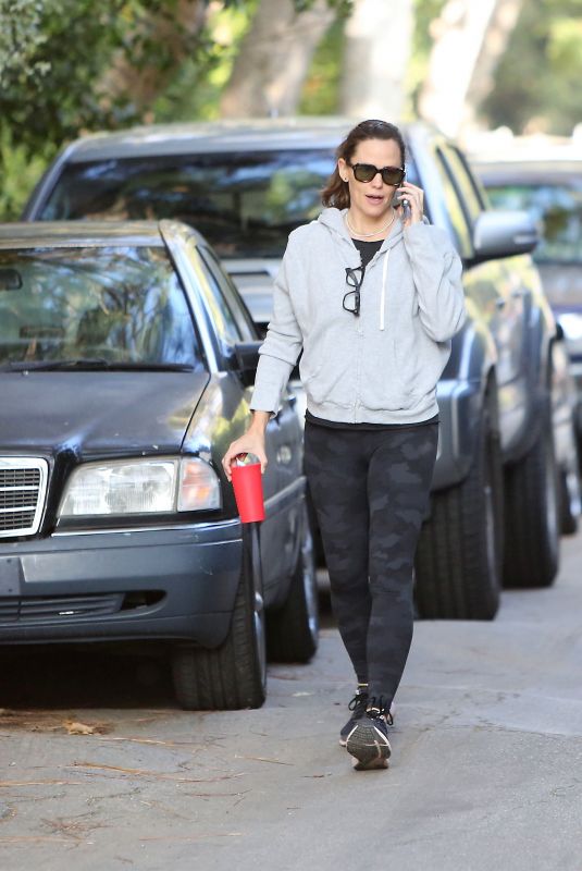 JENNIFER GARNER Out in Brentwood 11/10/2021