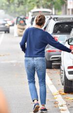 JENNIFER GARNER Picks up Her Son from School in Brentwood 11/04/2021