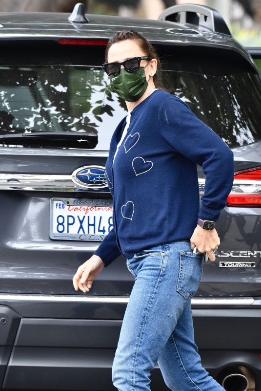 JENNIFER GARNER Picks up Her Son from School in Brentwood 11/04/2021