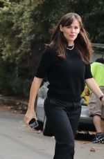 JENNIFER GARNER VVisits Her House Under Construction in Brentwood 11/01/2021