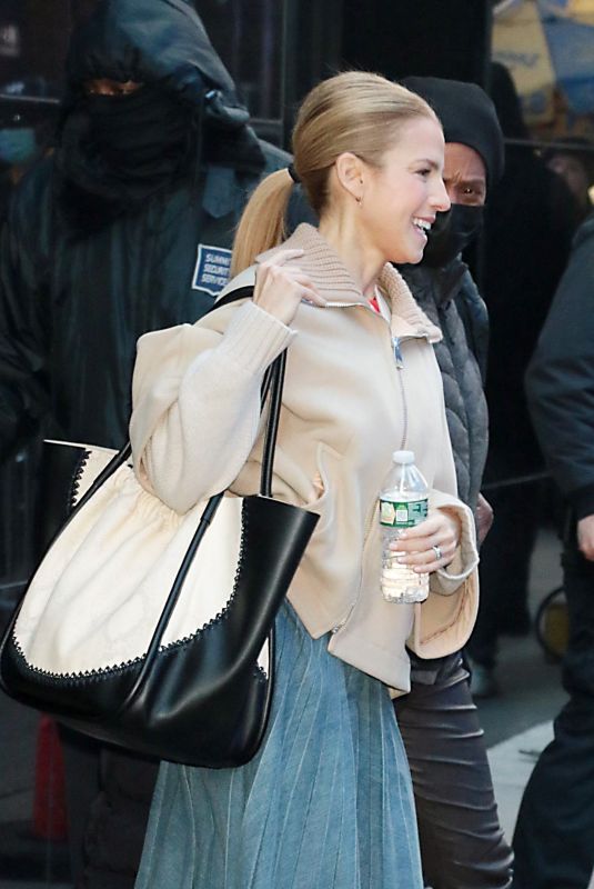 JESSICE SEINFELD Leaves ABC Studios in New York 11/24/2021