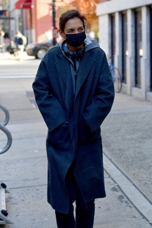 KATIE HOLMES Arrives on the Set of Rare Objects in New York 11/16/2021