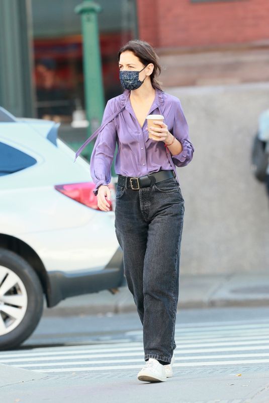 KATIE HOLMES Heading to the Set of Rare Objects in New York 11/09/2021