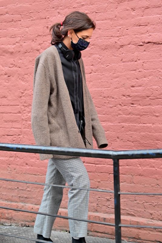 KATIE HOLMES Leaves Rare Objects Set in New York 11/11/2021