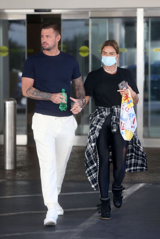 KATIE PRICE and Carl Woods Leaves Their Hotel in Las Vegas 11/14/2021