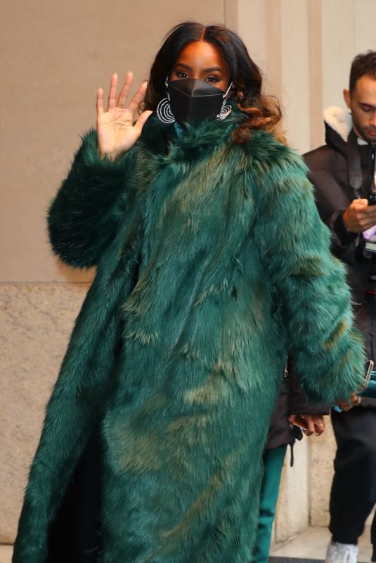 KELLY ROWLAND Leaves Macy