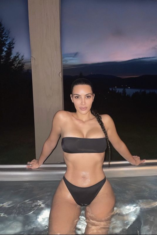 KIM KARDASHIAN ini Bikini - Instagram Photo 11/21/2021