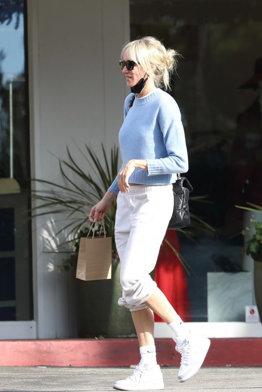 KIMBERLY STEWART Out for Lunch at Beverly Glen in Beverly Hills 11/26/2021