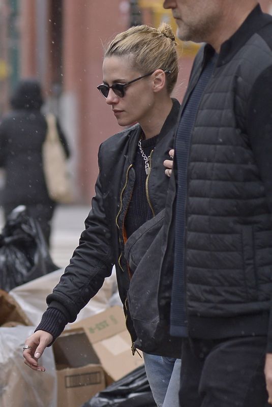 KRISTEN STEWART Out and About in New York 11/30/2021