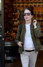 LARA FLYNN BOYLE Shopping at Bristol Farms 11/05/22021