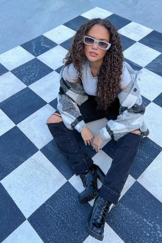 MADISON PETTIS - Instagram Photos 11/16/2021