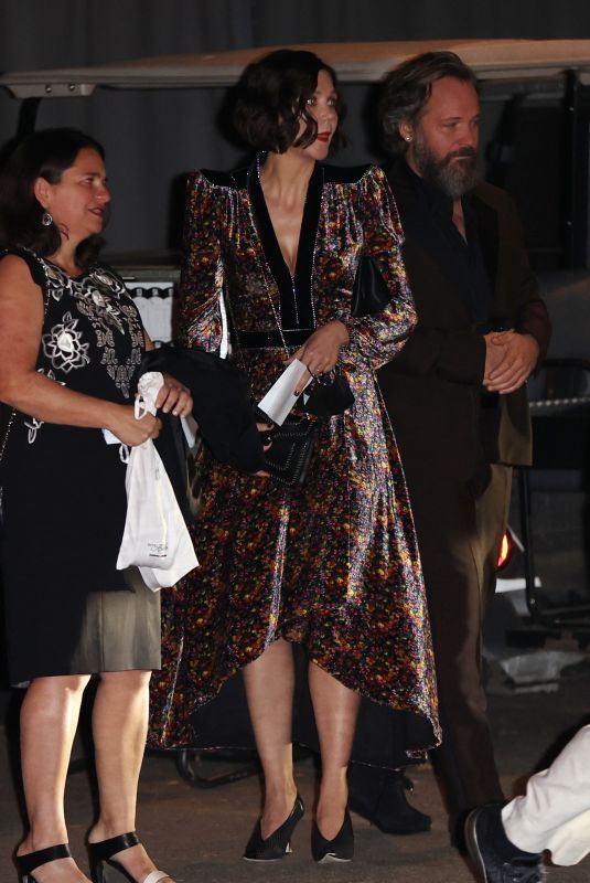 MAGGIE GYLLENHAAL Arrives at Simon Huck