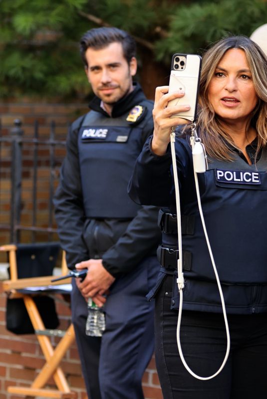 MARISKA HARGITAY and KELLI GIDDISH on the Set of Law and Order: Special Victims Unit in New York 11/22/2021