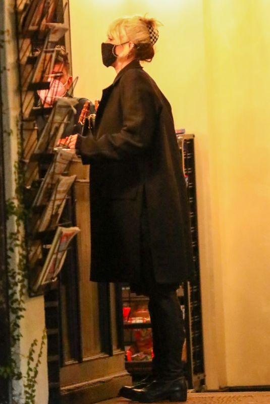 MILEY CYRUS Checks Herself on the Cover of a Magazine at a Newsstand in Los Angeles 11/13/2021