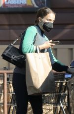 NATALIE PORTMAN Shopping at Lassens Natural Food and Vitamins in Los Angeles 11/12/2021