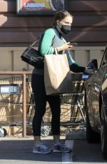 NATALIE PORTMAN Shopping at Lassens Natural Food and Vitamins in Los Angeles 11/12/2021