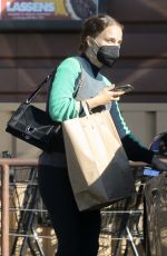 NATALIE PORTMAN Shopping at Lassens Natural Food and Vitamins in Los Angeles 11/12/2021