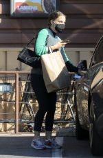 NATALIE PORTMAN Shopping at Lassens Natural Food and Vitamins in Los Angeles 11/12/2021