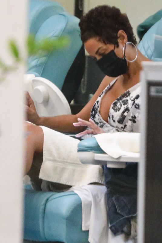 NICOLE MURPHY at a Nail Salon in Beverly Hilly 11/10/2021