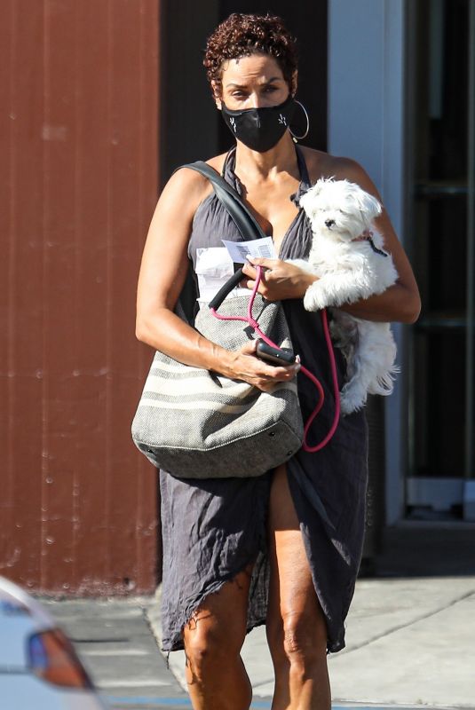 NICOLE MURPHY Out with Her Dog at a Pet Store in Beverly Hills 11/28/2021
