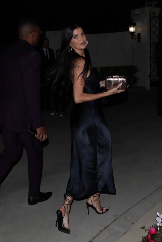 NICOLE WILLIAMS Arrives at Paris Hilton