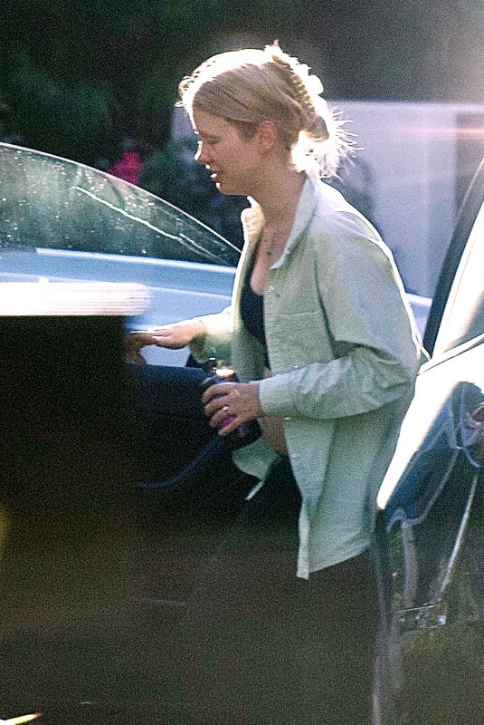 Pregnant MIA GOTH Out in Pasadena 11/14/2021