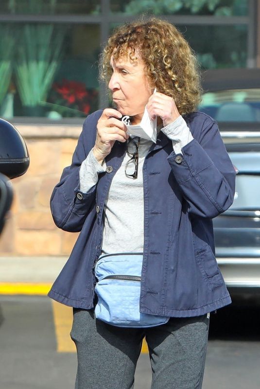 RHEA PERLMAN Shopping at Gelsons in Los Angeles 11/23/2021