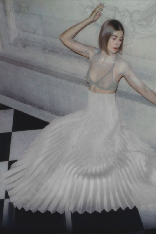 ROSAMUND PIKE for Vogue Magazine, Czech December 2021