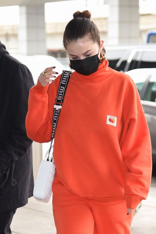 SELENA GOMEZ at JFK Airport in New York 11/22/2021