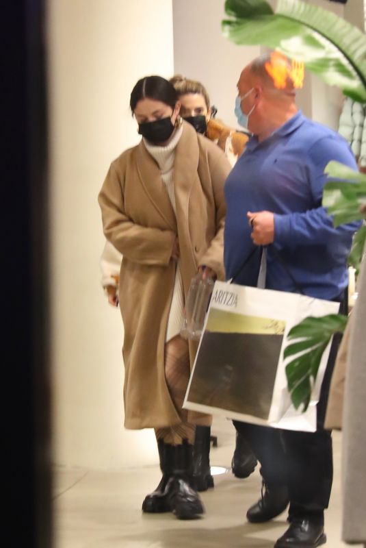 SELENA GOMEZ Shopping at Aritzia in New York 11/12/2021