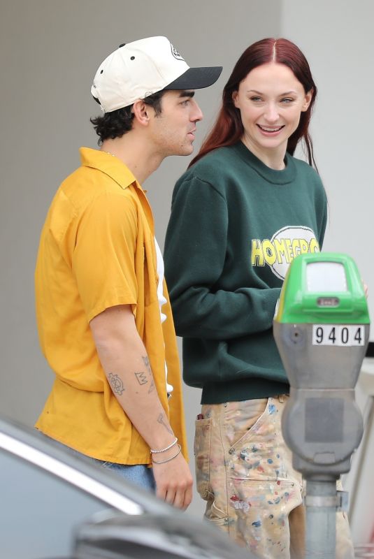 SOPHIE TURNER and Joe Jonas Shopping at Sandro Clothing Store in Beverly Hills 11/01/2021