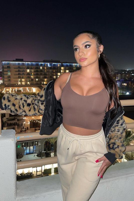 TATI MCQUAY - Instagram Photos 11/11/2021