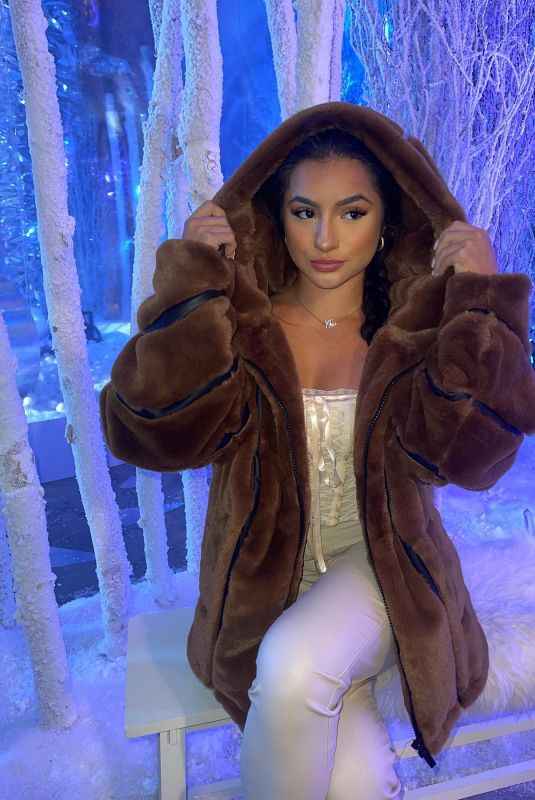 TATI MCQUAY - Instagram Photos 11/20/2021