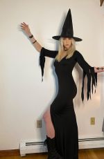 TAYLOR MOMSEN - Instagram Photos 11/01/2021