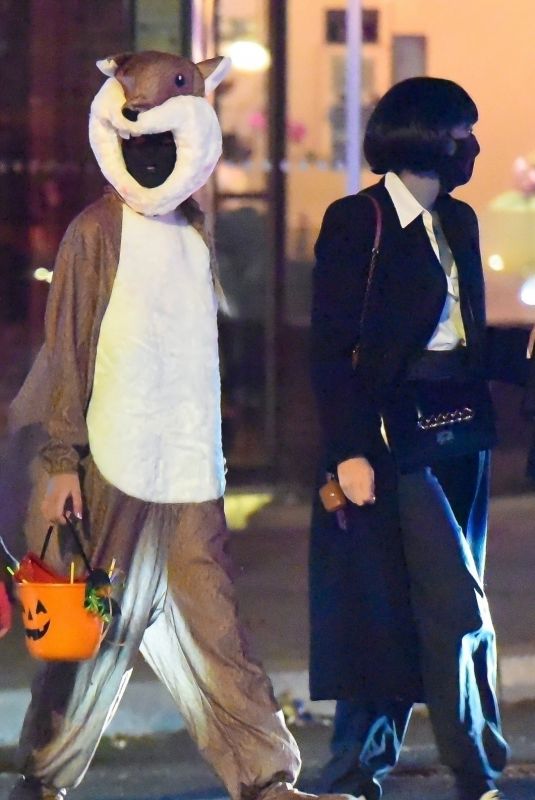TAYLOR SWIFT, BLAKE LIVELY and Ryan Reynolds Out Trick or Treating in New York 10/31/2021