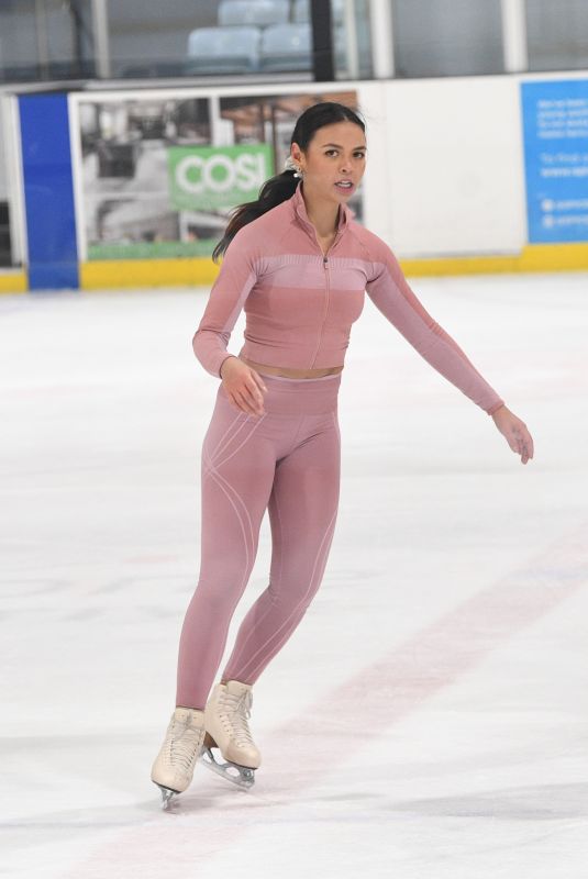 VANESSA BAUER Blade Skating at a London Ice Rink 11/06/2021