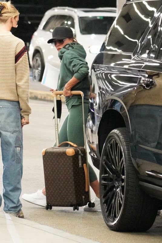 VICTORIA BECKHAM at Miami Airport 11/01/2021