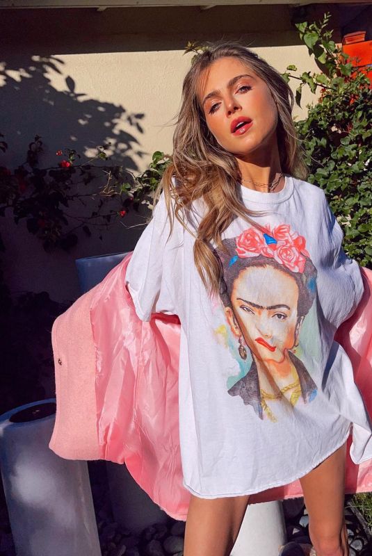 ANNE WINTERS – Instagram Photos 12/27/2021