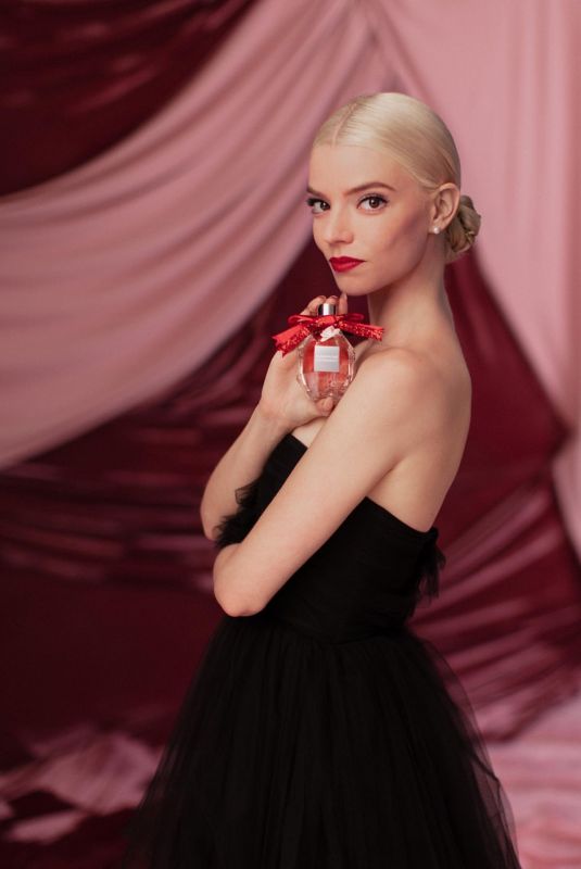 ANYA TAYLOR-JOY for Viktor and Rolf Flowerbomb Fragrance Holiday 2021