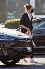 GLA GADOT Shopping at Whole Foods in Los Angeles 11/30/2021