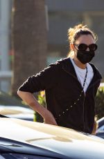 GLA GADOT Shopping at Whole Foods in Los Angeles 11/30/2021