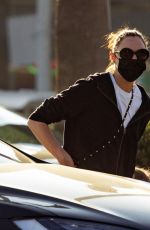 GLA GADOT Shopping at Whole Foods in Los Angeles 11/30/2021
