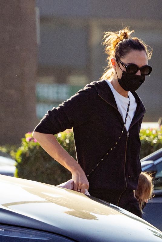 GLA GADOT Shopping at Whole Foods in Los Angeles 11/30/2021
