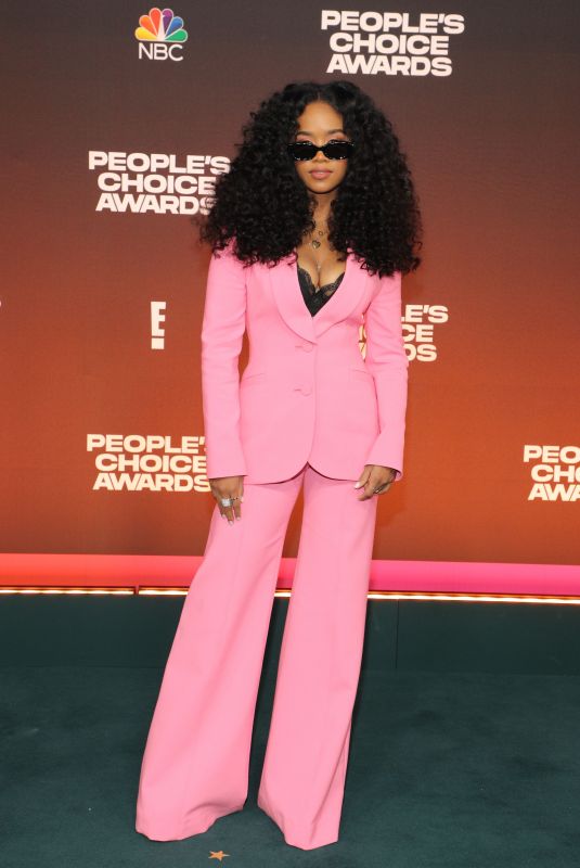 H.E.R. at 47th People’s Choice Awards in Santa Monica 12/07/2021