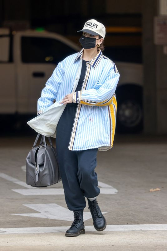 HAILEE STEINFELD Out and About in Los Angeles 12/09/2021